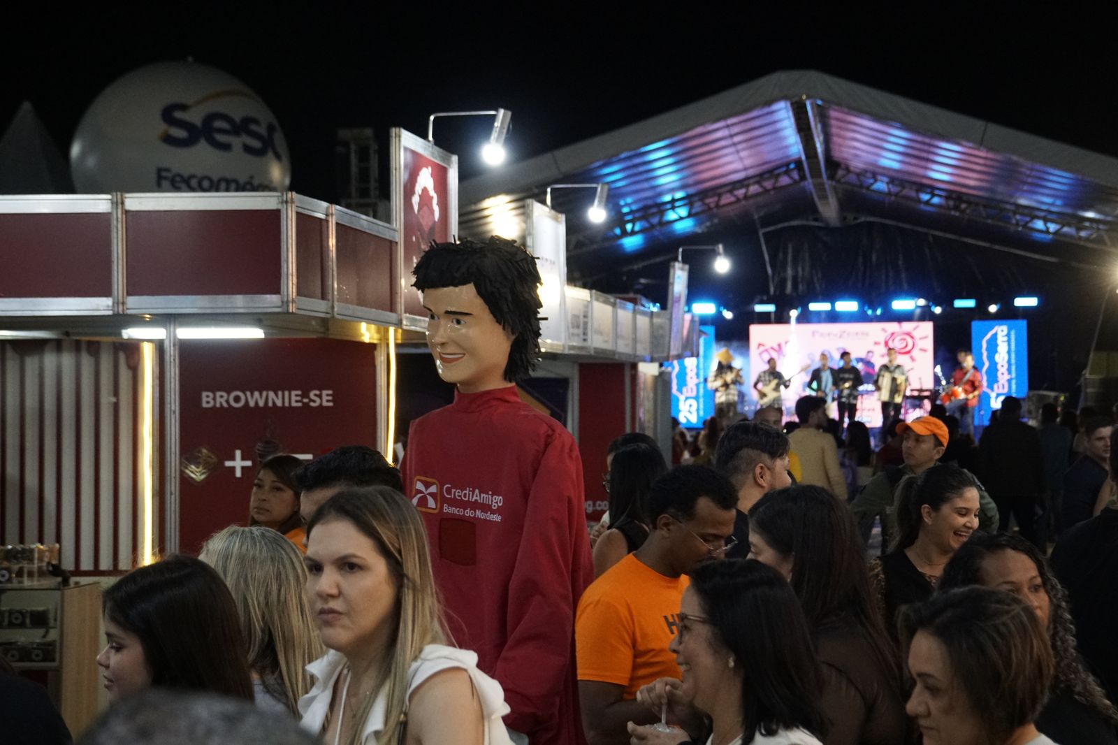 Estandes da ExpoSerra à noite